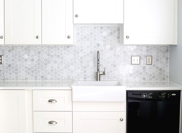 21 Kitchen Backsplash Ideas and Design Tips || The Ultimate Creative Guide: #9 Hexagon tiles