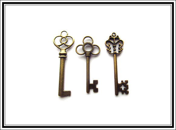 What Vintage Home Decor Pieces Can You Buy For Under $12? #9 Skeleton keys set of 30