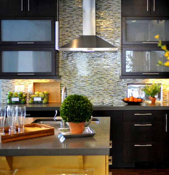 21 Kitchen Backsplash Ideas and Design Tips || The Ultimate Creative Guide: #17 Glass tile