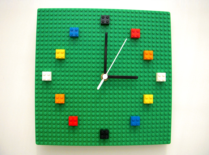 21 Insanely Cool DIY LEGO Furniture and Home Decor Creations: #18 LEGO clock