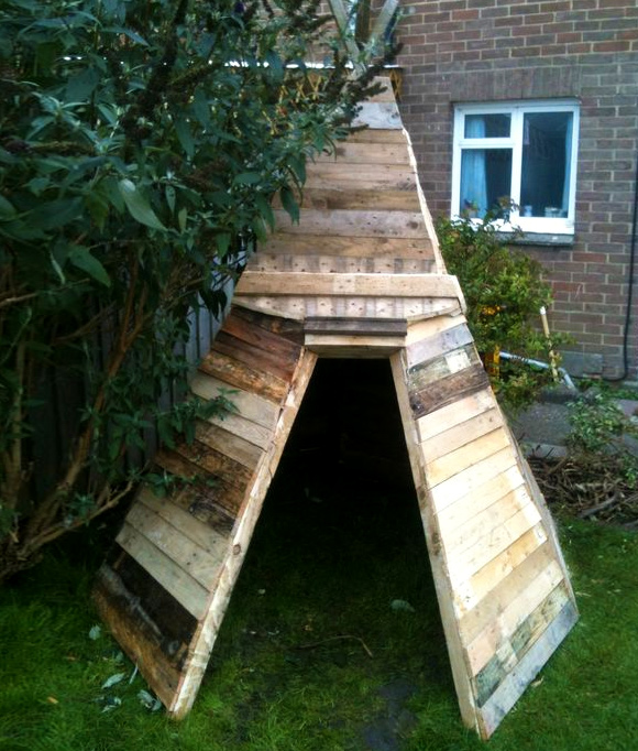 Is That a Pallet Swimming Pool? 24 DIY Pallet Outdoor Furniture Creations and Big Builds: #17 The pallet wigwam / tepee