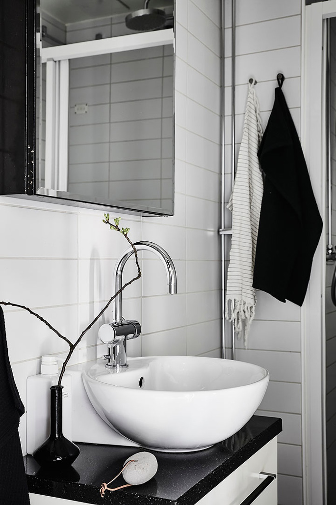 PASSPORT: 32B Scandinavian Apartment Tour, Goteborg, Sweden - Black and White Bathroom